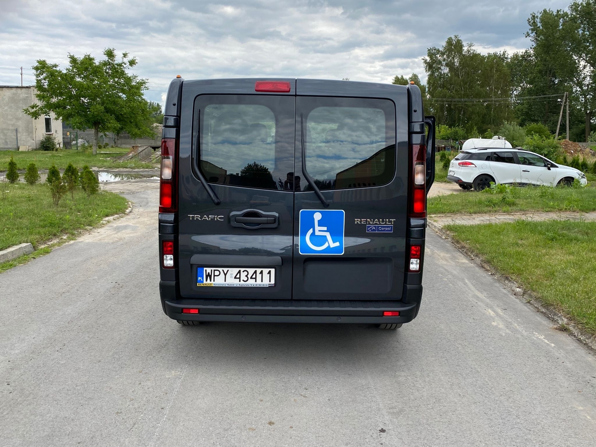 Mikrobus marki Renault Trafic, 9-cio osobowy