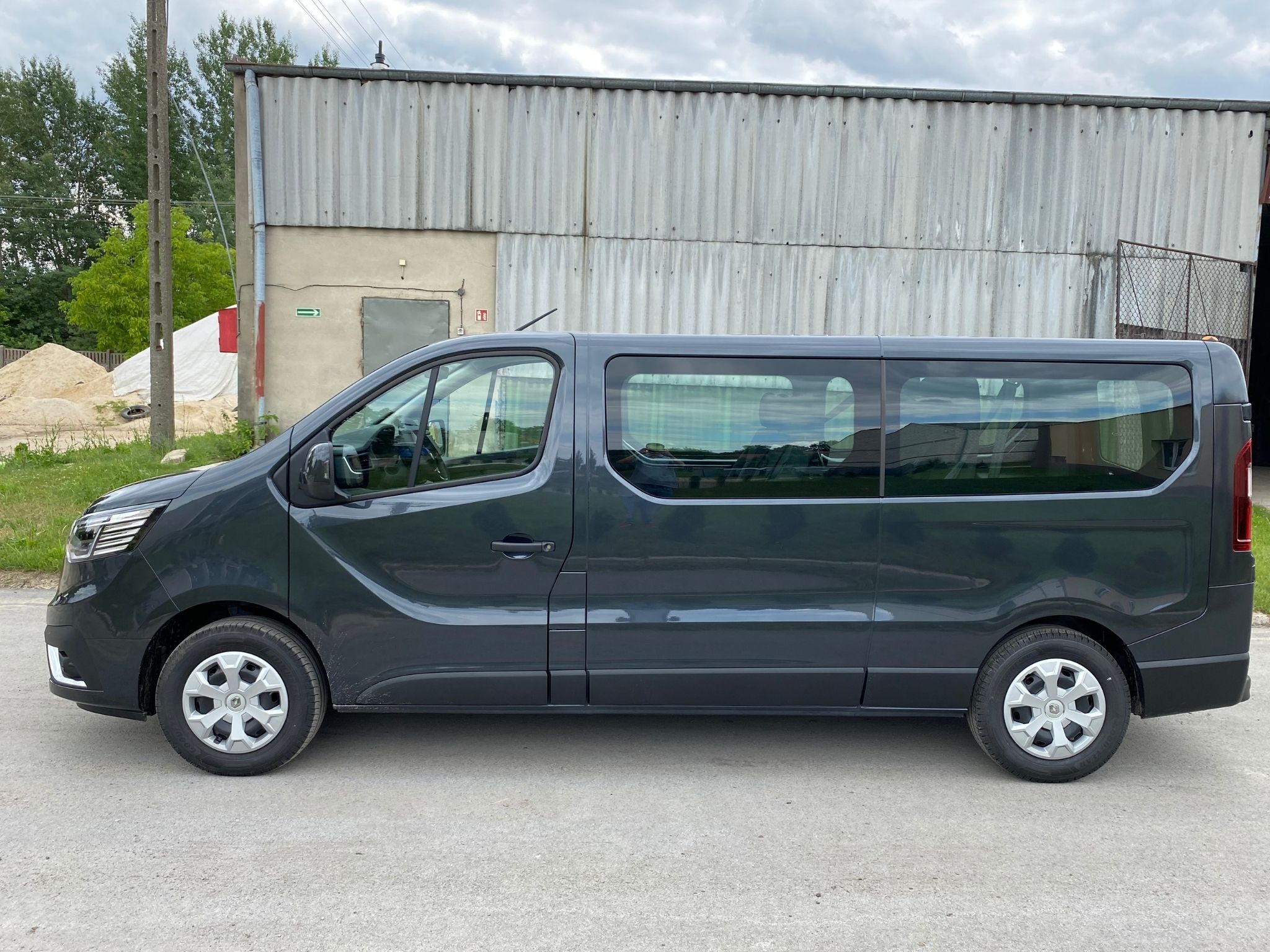 Mikrobus marki Renault Trafic, 9-cio osobowy