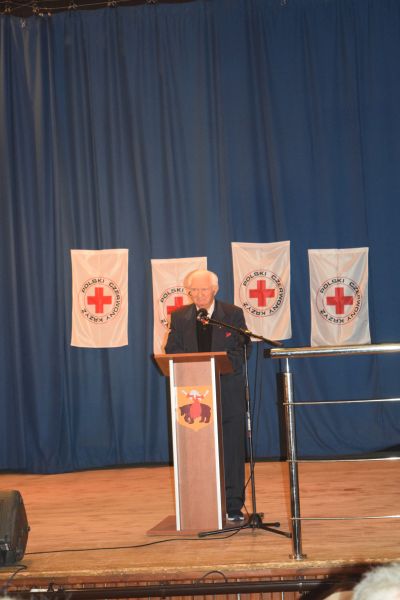 W czwartek, 30 listopada w Domu Kultury w Przysusze odbyła się uroczystość poświęcona honorowym krwiodawcom, wolontariuszom, opiekunom szkolnych Kół PCK oraz instytucjom oświatowym, samorządowym, państwowym i prywatnym wspierającym Przysuski Oddział Rejonowy Polskiego Czerwonego Krzyża. Obchody rozpoczęły się od odśpiewania przez młodzież z Publicznej Szkoły Podstawowej im. Kardynała Stefana Wyszyńskiego w Skrzyńsku hymnu Polskiego Czerwonego Krzyża. Następnie wszystkich zaproszonych powitał Franciszek Filipczak Prezes Oddziału Rejonowego Polskiego Czerwonego Krzyża w Przysusze. Podczas uroczystości zostały wręczone Odznaki Honorowe nadawane przez Kapitułę Polskiego Czerwonego Krzyża za wybitne zasługi dla Stowarzyszenia. Wśród nagrodzonych Odznaką Honorową znalazła się Gmina i Miasto Przysucha. Wyróżnienie z rąk Jerzego Czubaka Prezesa Mazowieckiego Oddziału Okręgowego PCK oraz Franciszka Filipczaka Prezesa Oddziału Rejonowego PCK w Przysusze za wieloletnie zaangażowanie na rzecz tej humanitarnej organizacji odebrał Tomasz Matlakiewicz Burmistrz Gminy i Miasta Przysucha. Z okazji 65-lecia Honorowego Krwiodawstwa Polskiego Czerwonego Krzyża, Stowarzyszenie wydało Medal 65-lecia Honorowego Krwiodawstwa PCK. To wyjątkowe odznaczenie oraz podziękowania otrzymali wszyscy ci, którzy są szczególnie zaangażowani w rozwój i promocję honorowego krwiodawstwa. Także w tym gronie odznaczonych był Tomasz Matlakiewicz Burmistrz Gminy i Miasta Przysucha. Zostały również wręczone pamiątkowe dyplomy za wieloletnie wspieranie i promocję honorowego krwiodawstwa min. dla wszystkich szkół podstawowych funkcjonujących na terenie Gminy i Miasta Przysucha, lokalnych firm tj. Bank Spółdzielczy w Przysusze czy PW Krystian, Komendy Powiatowej Państwowej Straż Pożarnej w Przysusze, czy Parafii pw. Św. Jana Nepomucena w Przysusze. Następnie głos zabrali przedstawiciele instytucji samorządowych. Tomasz Matlakiewicz Burmistrz Gminy i Miasta Przysucha przekazał Franciszkowi Filipczakowi Prezesowi Oddziału Rejonowego PCK w Przysusze serdeczne podziękowania za wieloletnie wypełnianie misji niesienia pomocy innym oraz popularyzowanie szlachetnych idei PCK. Zwieńczeniem uroczystość był koncert w wykonaniu uczniów z Zespołu Szkół nr 1 w Przysusze.  Wyrazy uznania i szacunku dla wszystkich krwiodawców, wolontariuszy, ludzi dobrego serca działających na rzecz dzielenia się „Darem Życia” z potrzebującymi. Gmina i Miasto Przysucha zawsze chętnie wspiera działalność PCK na naszym terenie.